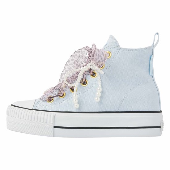 Lichtblauwe hoge sneaker met dikke witte zool, panterprint strik met parels en gouden veteroogjes.