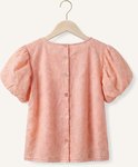 Achterkant van een perzikkleurige blouse met kanten textuur, korte pofmouwen en knoopsluiting.
