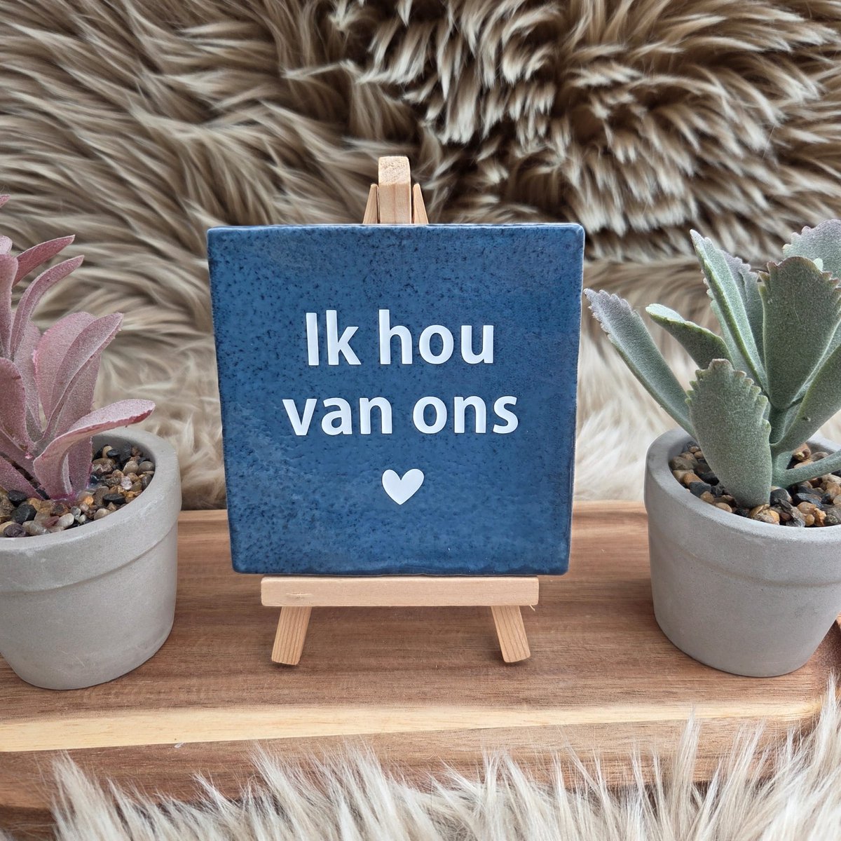 Robuust Wenstegeltje – Ik Hou van Ons – Hip trendy tegeltje – 10x10 cm – Handmade – Cadeau voor Partner, Valentijn of Jubileum – Stijlvol en Persoonlijk Woonaccessoire - Zomaar - Voor jezelf - Deco – Trendy nu
