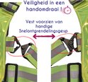 Detail van een groen reflecterend vest met verstelbare banden en een snelsluiting.
