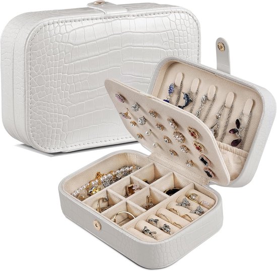 Witte sieradendoos met krokodillenprint, open met veel sieraden, ringen, kettingen en oorbellen.
