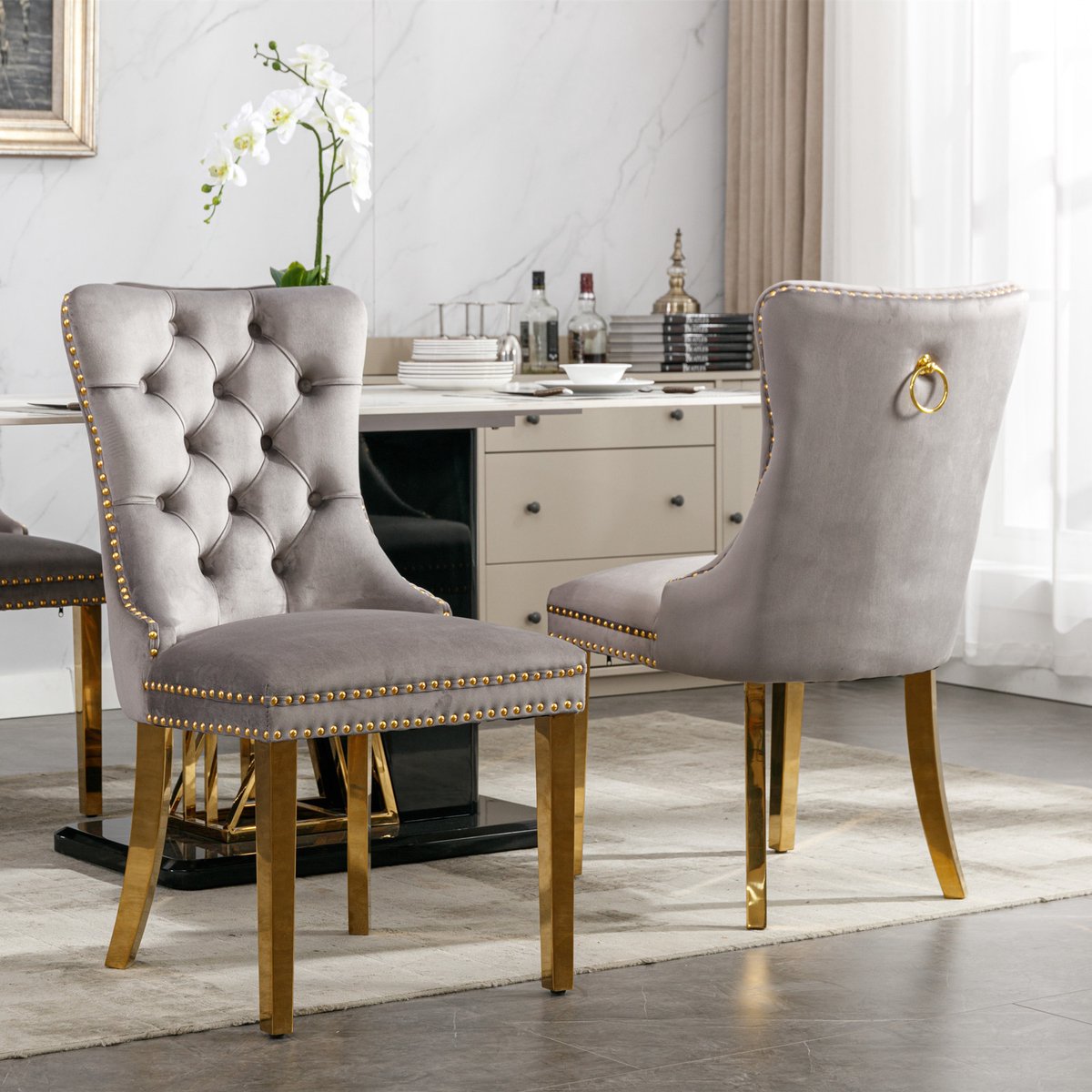 Clruro Furniture - Nikki Collectie - Velvet Eetkamerstoelen Set van 2 - Gouden Stalen Poten & Nailhead Trim - Grijs en Goud