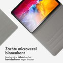 Zwarte tablethoes met zachte microvezel binnenkant, die het scherm beschermt.