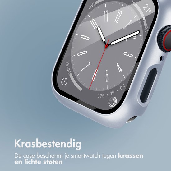 Close-up van een smartwatch met zilveren hoes, met de tekst 'Krasbestendig'.