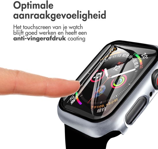Vinger op een smartwatch met zilveren hoes, touchscreen toont tekst in het Chinees.