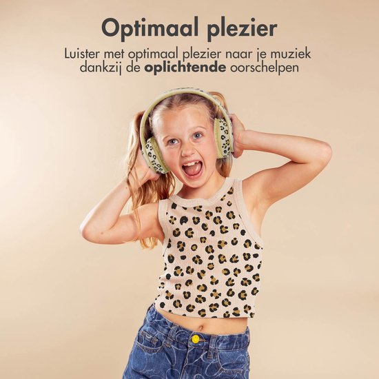 Een meisje met een imoshion koptelefoon met luipaardprint, genietend van muziek.