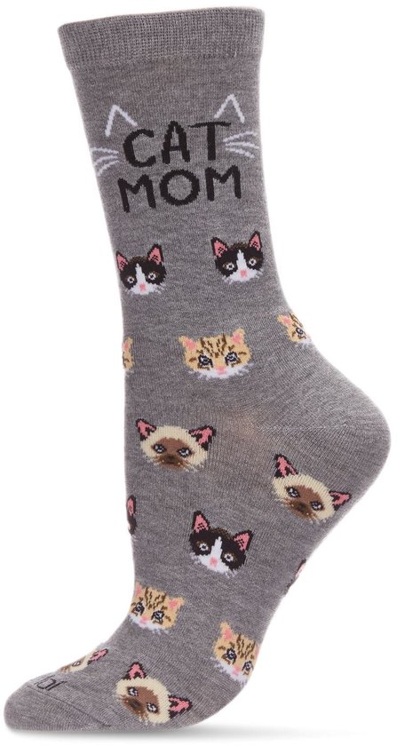 Grijze sok met de tekst 'CAT MOM' en verschillende kattenkoppen.