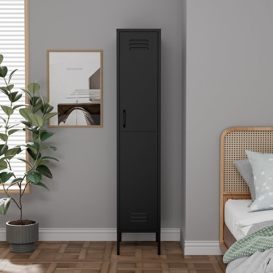 Zwarte, hoge lockerkast in een moderne slaapkamer met houten accenten.