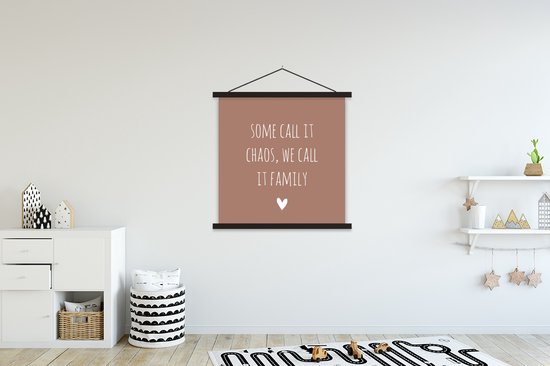 Porte-affiche avec affiche - Affiche scolaire - Citation anglaise Certains l'appellent chaos, nous l'appelons famille avec un cœur sur fond marron - 90x90 cm - Lattes noires