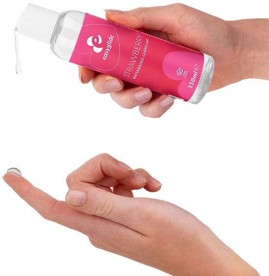 Handen houden een flesje EasyGlide aardbei glijmiddel. Een druppel glijmiddel op een vinger.