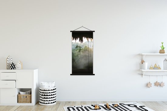 Textielposter met zwarte latten van een grot en regenwoud met mist, in een kinderkamer.