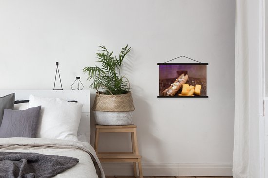 Frikandel frit avec mayonnaise et échalote hachée Chaud et prêt à manger et servi avec frites classiques 60x40 cm