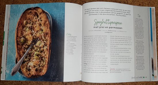 Gevulde pompoen met prei en parmezaan op een bord met een vork.