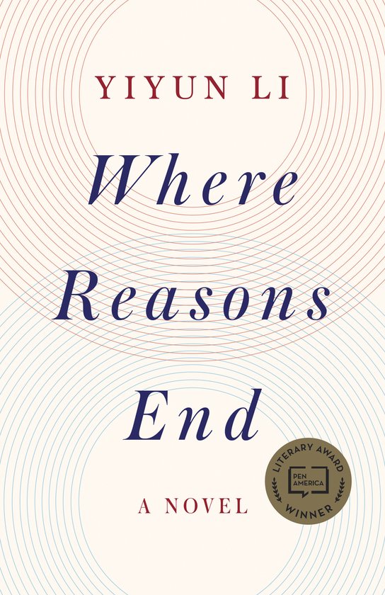 Boek "Where Reasons End" van Yiyun Li, winnaar van de PEN America Literary Award. Lichte achtergrond met rode en blauwe cirkels.