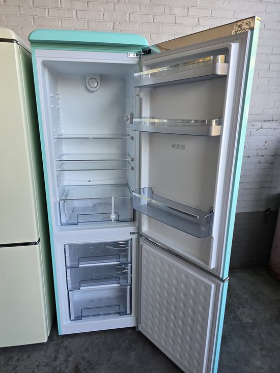 Open hemelsblauwe Helvetia koelkast met zilveren accenten en glazen planken.