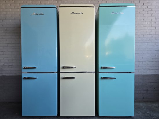 Drie Helvetia koel-vriescombinaties in het blauw, crème en turquoise.