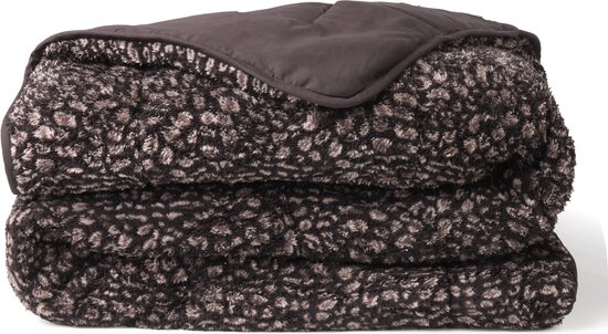 Une couverture marron et grise en peluche avec imprimé léopard, pliée.