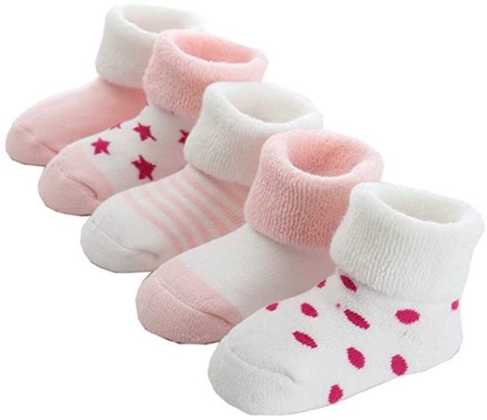 Cinq paires de chaussettes pour bébé roses et blanches avec des pois, des étoiles et des rayures.