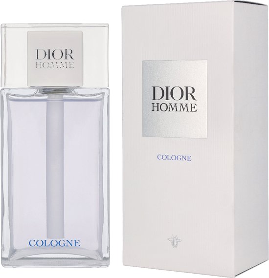Dior Homme Cologne fles en witte verpakking. Zilveren dop, 'COLOGNE' in blauwe letters en een bij.