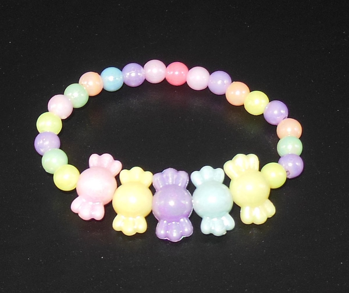 Armbandje kinderen gekleurde parels met 5 figuurtjes