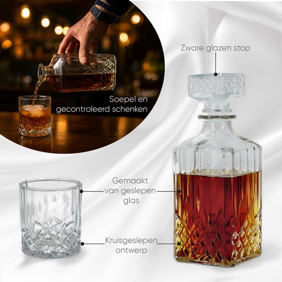 Een hand schenkt amberkleurige drank uit een karaaf van geslepen glas in een whiskyglas. De karaaf heeft een zware stop.