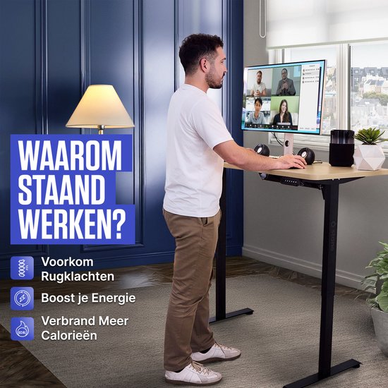 Man staat bij een bureau met een monitor waarop een Zoom meeting te zien is. Tekst: Waarom staand werken? Voorkom rugklachten, boost je energie, verbrand meer calorieën.