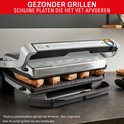 Tefal contactgrill met vier hamburgers die gegrild worden op de schuine platen, met afdruipend vet.