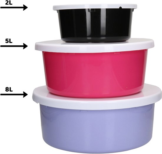 Drie stapelbare bakken met witte deksels. Van onder naar boven: lila (8L), roze (5L) en zwart (2L).