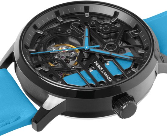 Detail van een zwart skelet horloge met blauwe wijzers en gele accenten op het uurwerk.