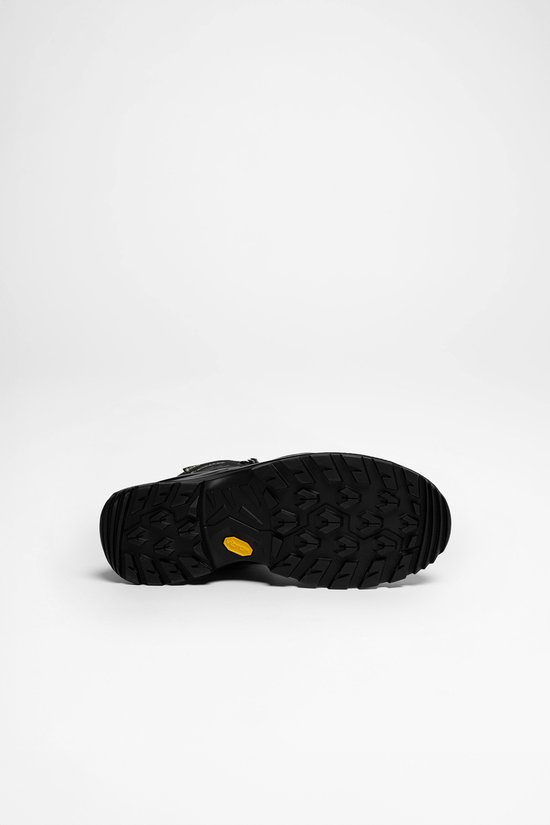 Onderkant van een zwarte LOWA wandelschoen met Vibram profielzool.