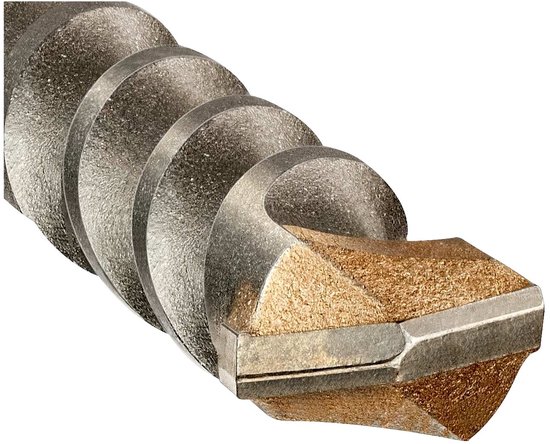 Close-up van de punt van een metalen boor met vier geslepen snijvlakken.