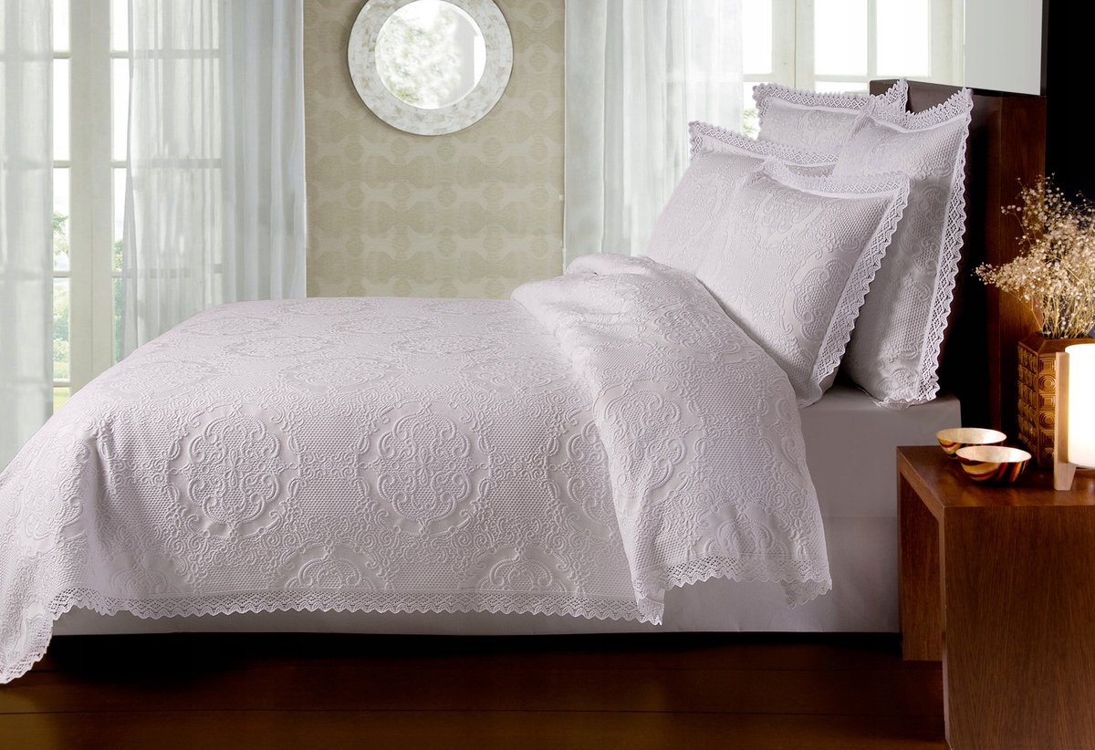 Klassieke witte sprei met kant 240x260cm