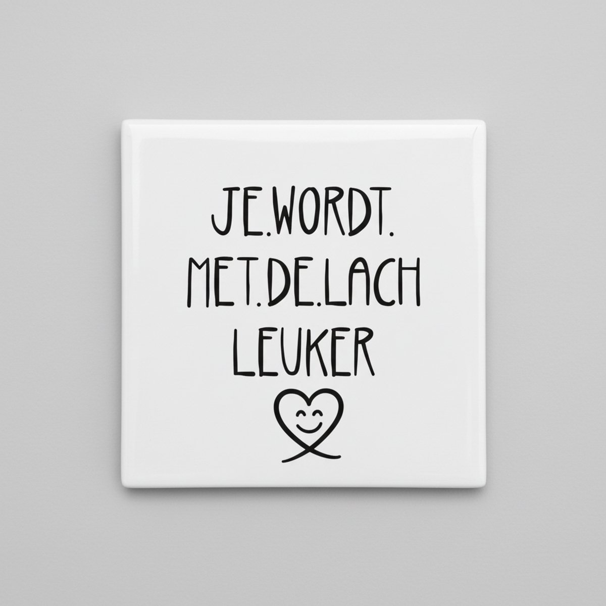 Nevolis Je Wordt Met De Lach Leuker Decoratieve Tegel – Positieve Tekst Wanddecoratie – Keramische Tegel 15 × 15 cm Multi Color