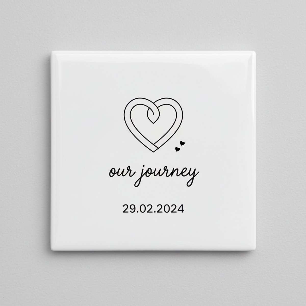 Our Journey Gepersonaliseerde Keramische Tegel met Datum – Minimalistische Hart Liefde Wan