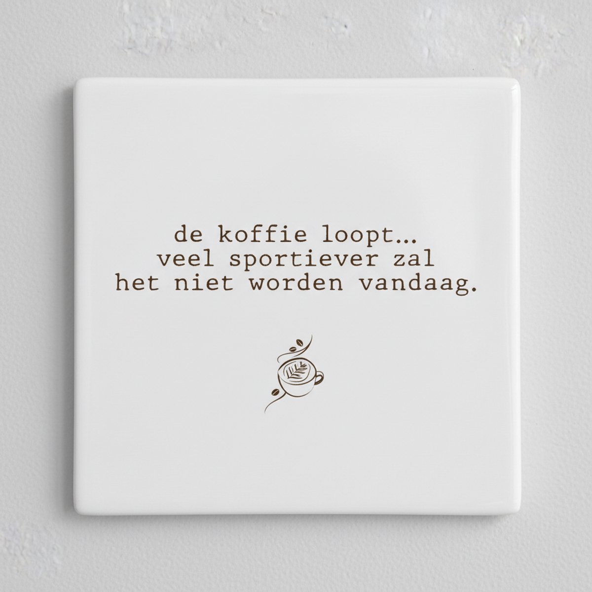 De Koffie Loopt… – Grappige Koffie Quote Keramische Tegel 15 × 15 cm | Humoristische Keuke