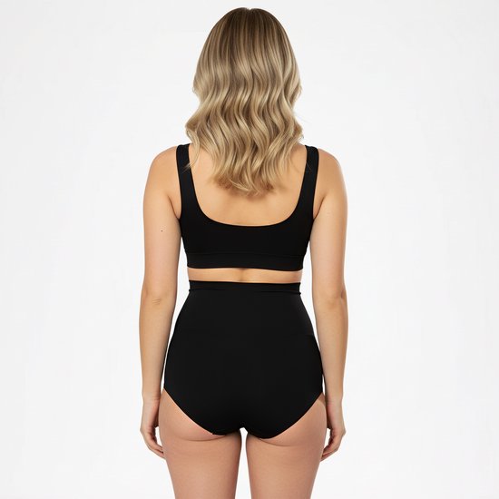 Zicht op de achterkant van een model in zwarte shapewear.