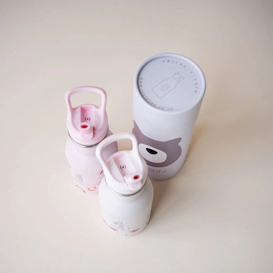 Twee roze schoolbekers met rietjes en een ronde bewaarbox met berenprint.