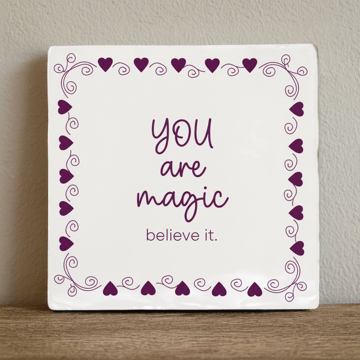 Nevolis You Are Magic Inspirerende Keramische Tegel – Motiverende Quote Wanddecoratie met Hartjesrand – 15 x 15 cm Multi Color