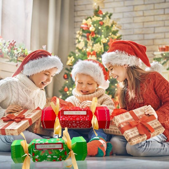 Kinderen met kerstmutsen tonen rode en groene kerstcadeauhouders met 'PULL HERE' label.