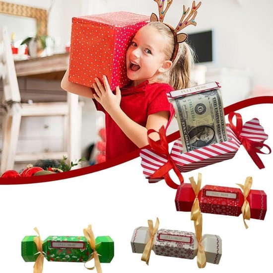 Meisje met rendier-diadeem houdt een kerstcadeau vast naast cracker-geldverpakkingen met 'PULL HERE'.