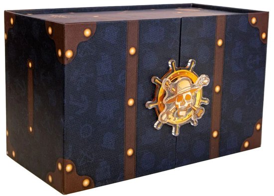 Donkerblauwe schatkist met piratensymbolen en een goudkleurig schedel-en-roerembleem op de voorzijde.