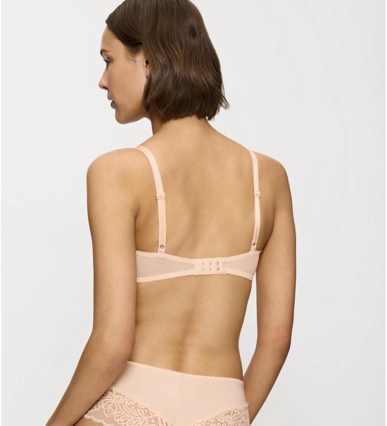 Model kijkt weg van de camera, draagt een nude voorgevormde bh en bijpassende slip. Zijaanzicht.
