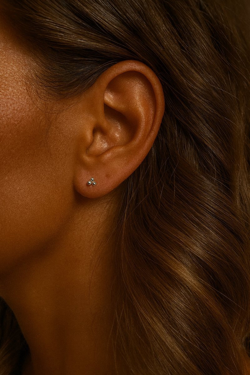 Lundholm Luxe 925 Sterling Zilver Oorknopjes 3 gladde bolletjes in driehoek - Bolvorming 4 mm - Vrouwen cadeautjes tip - verjaardag afscheid cadeau voor vriendin - Scandinavisch Design