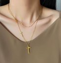 Model draagt dubbele gouden ketting met drie kruisjes, goudlook.
