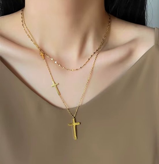Model draagt dubbele gouden ketting met drie kruisjes, goudlook.