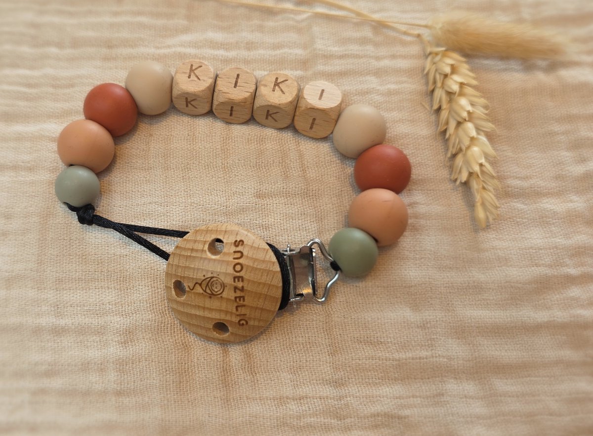 Speenkoord met naam - color earth - gepersonaliseerd - handgemaakt - NEN12586 veilig - kraamcadeau - Snoezelig
