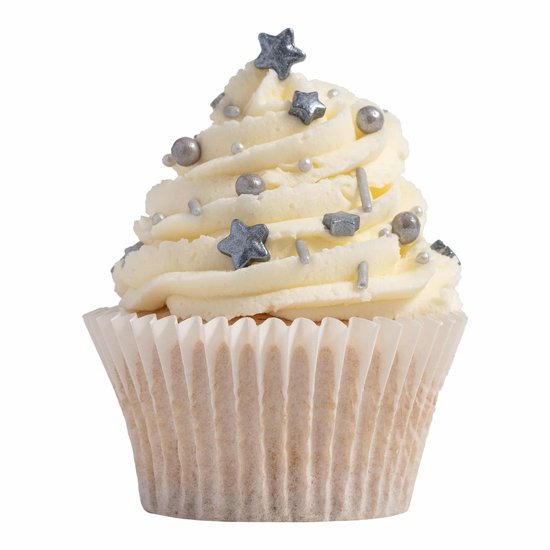 Cupcake met romige witte topping, versierd met zilverkleurige kerststrooisels in de vorm van sterren, ballen en staafjes.