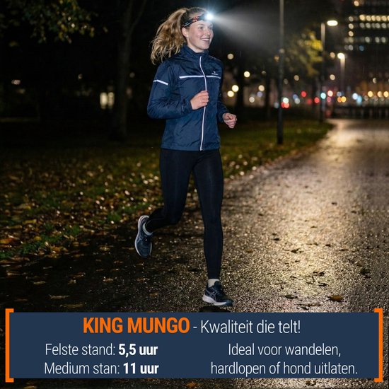 Een rennende vrouw in de regen met een King Mungo hoofdlamp op haar hoofd, in een parkachtige omgeving.