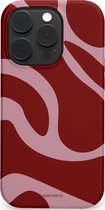 iPhone 14 Pro hoesje met abstract patroon van donkerrode en roze golven.