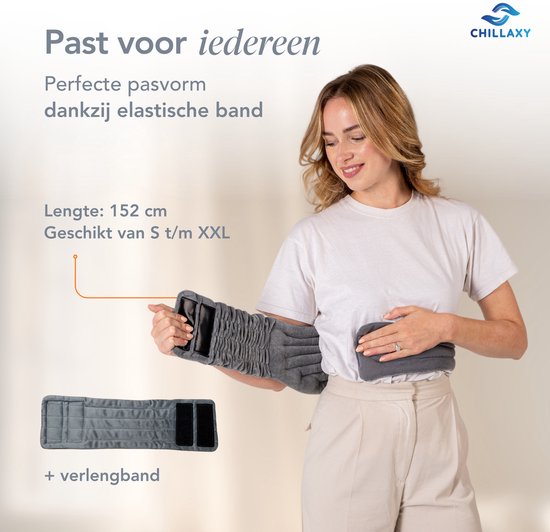 Vrouw die een grijs Chillaxy rugkussen met elastische band aantrekt, met een close-up van het kussen.